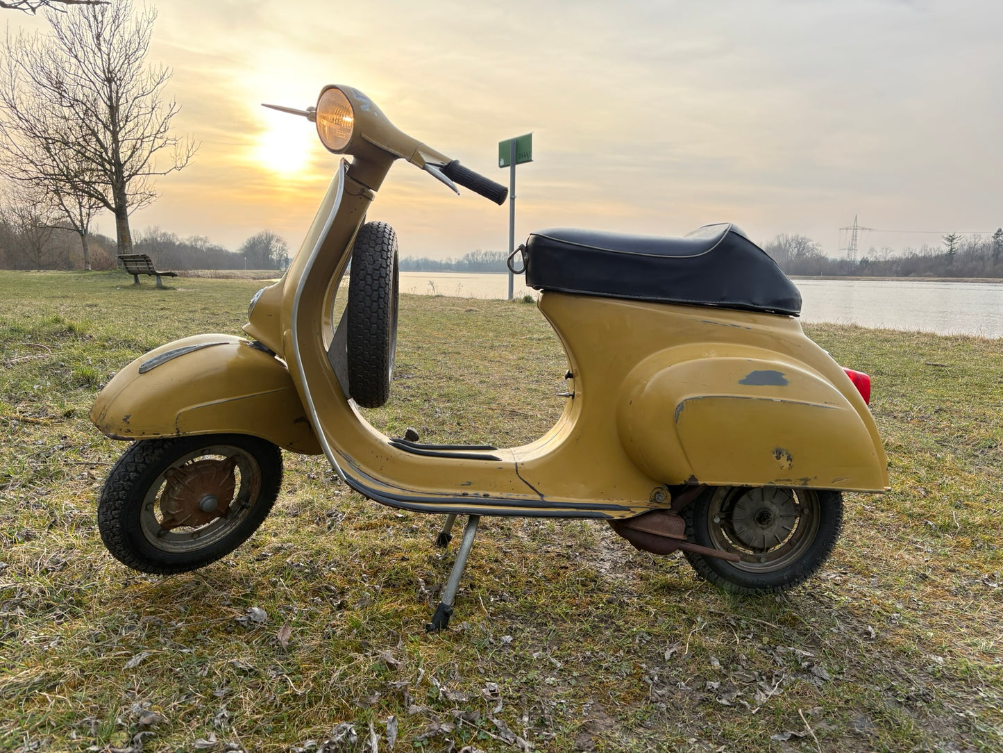 Vespa V50 Ez. 1975 O-Lack Beige Versailles