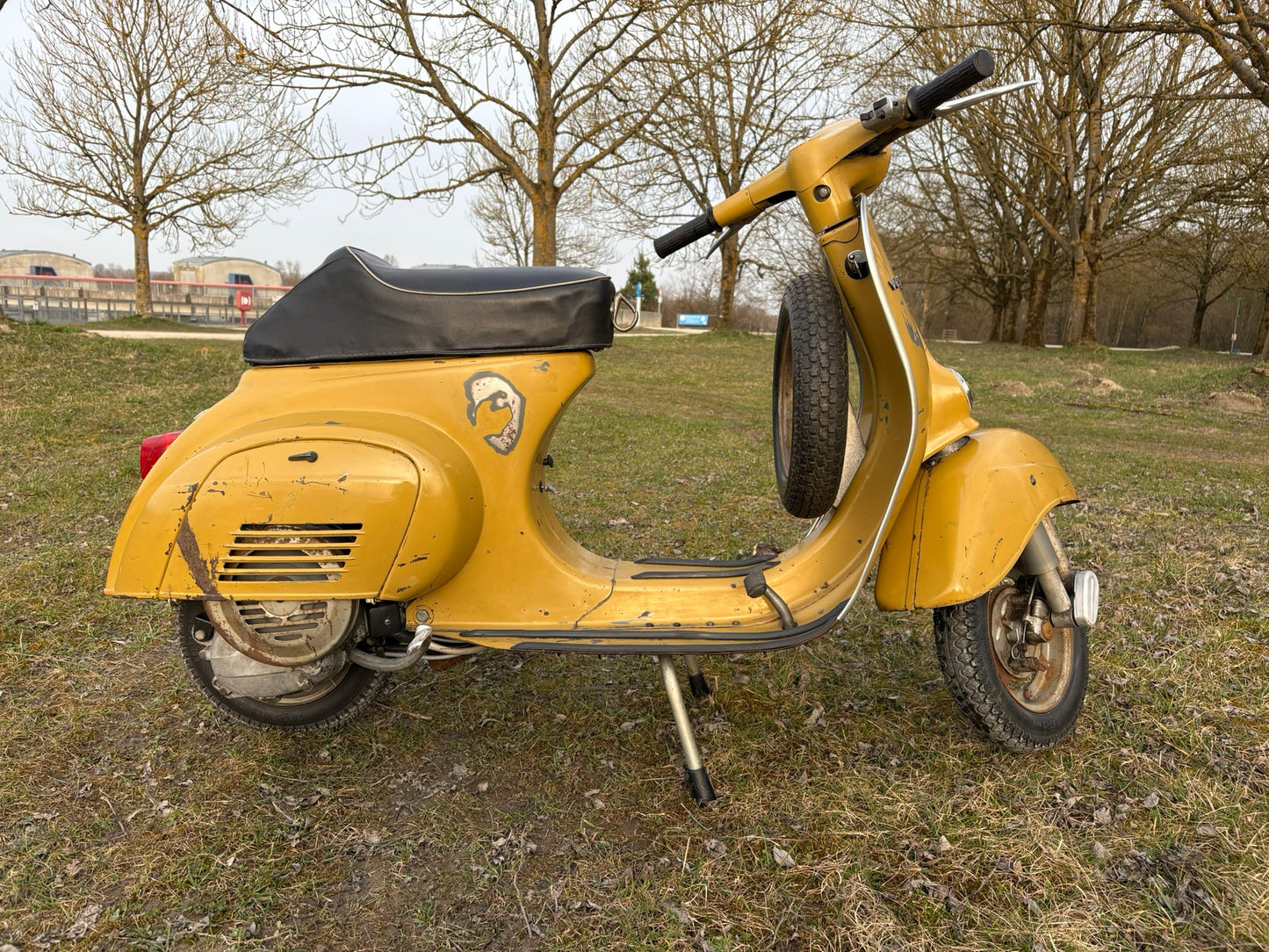 Vespa V50 Ez. 1975 O-Lack Beige Versailles