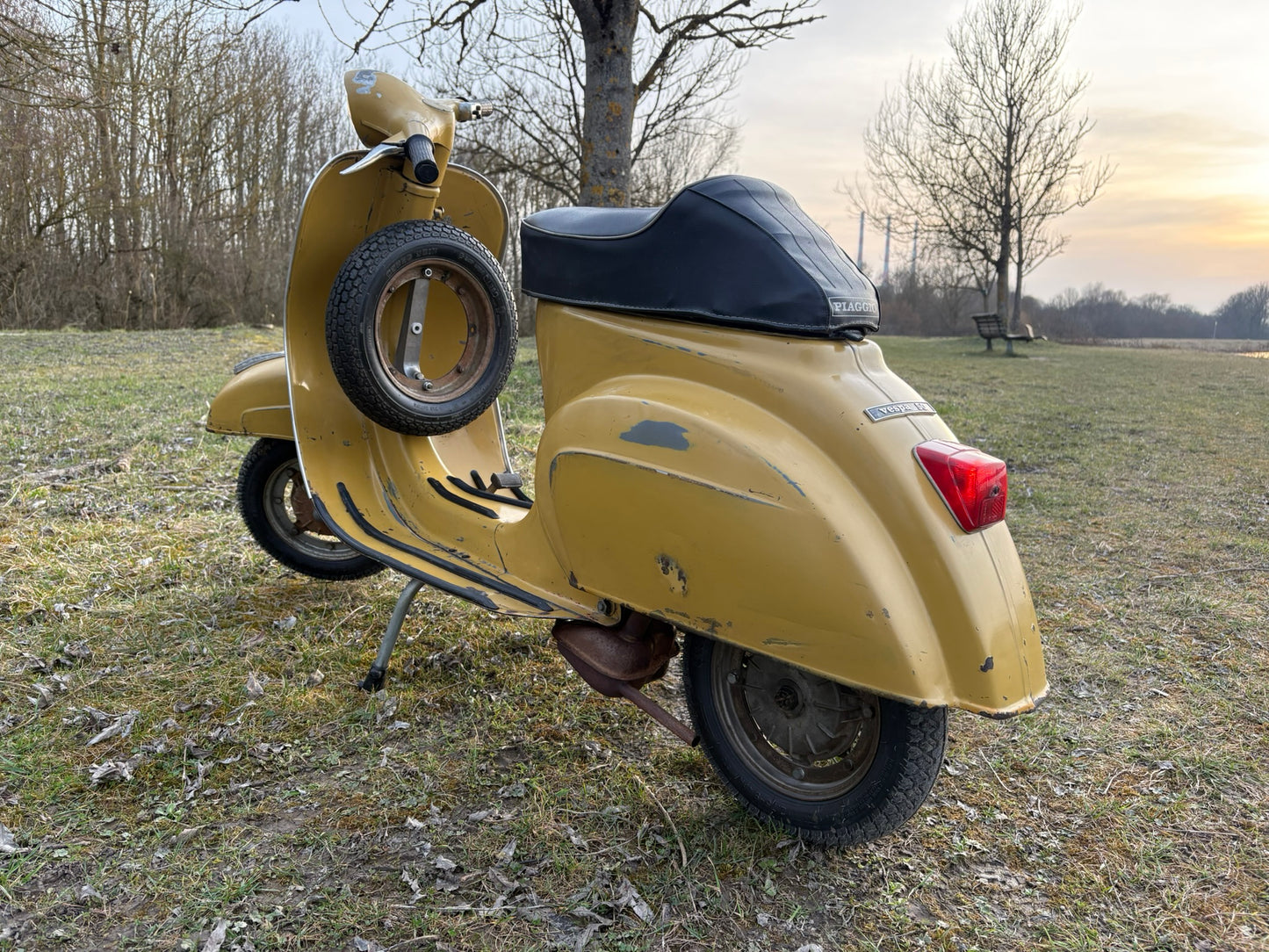 Vespa V50 Ez. 1975 O-Lack Beige Versailles